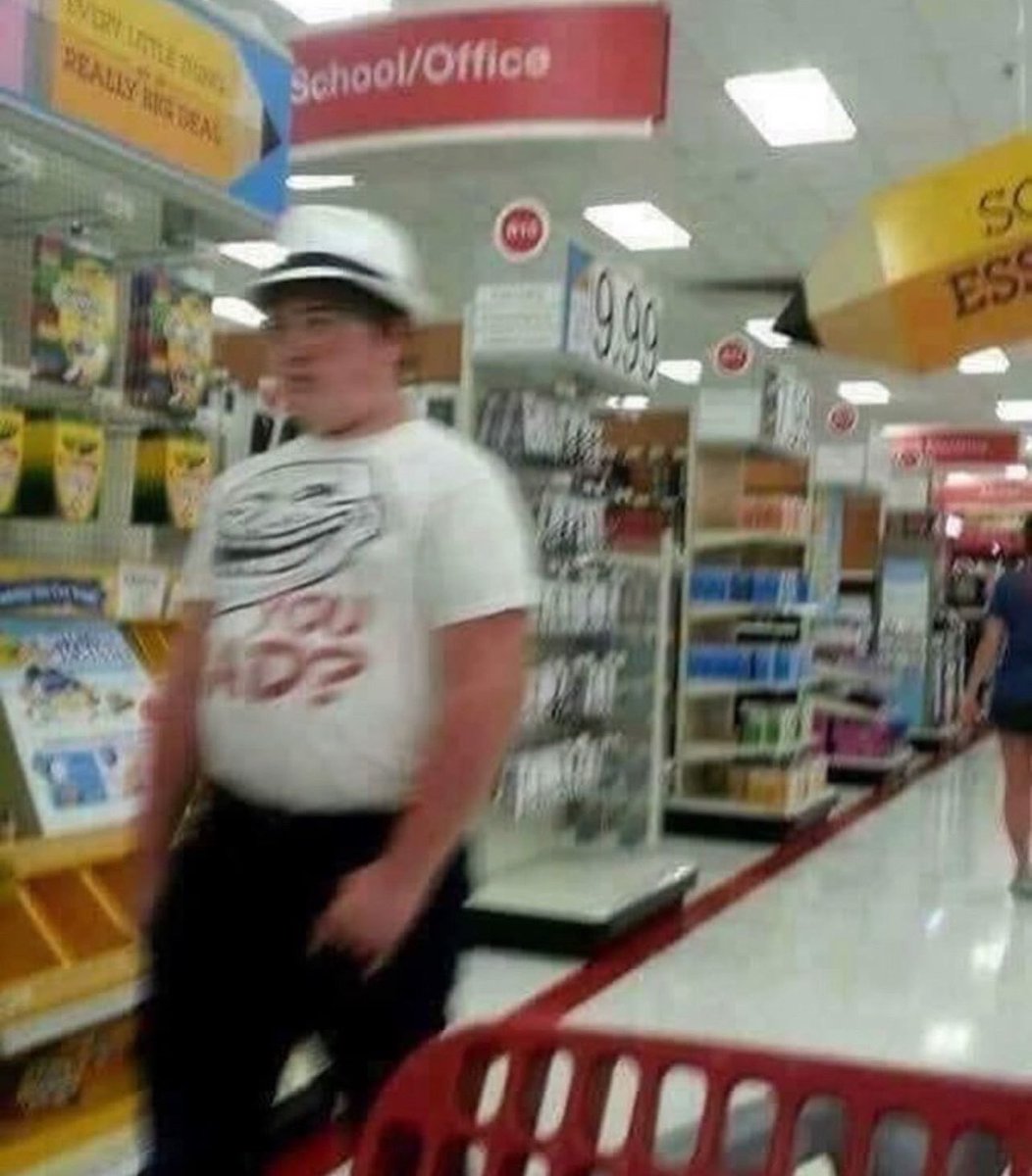 Snatchedlol's tweet photo. Holy fuck I’m shaking. I just saw my favourite steamer in real life. Sorry if it was awkward when I took this photo and didn’t say hi or anything afterwards I was really nervous @DatBoyBrand0 https://t.co/42X9zVZUnF