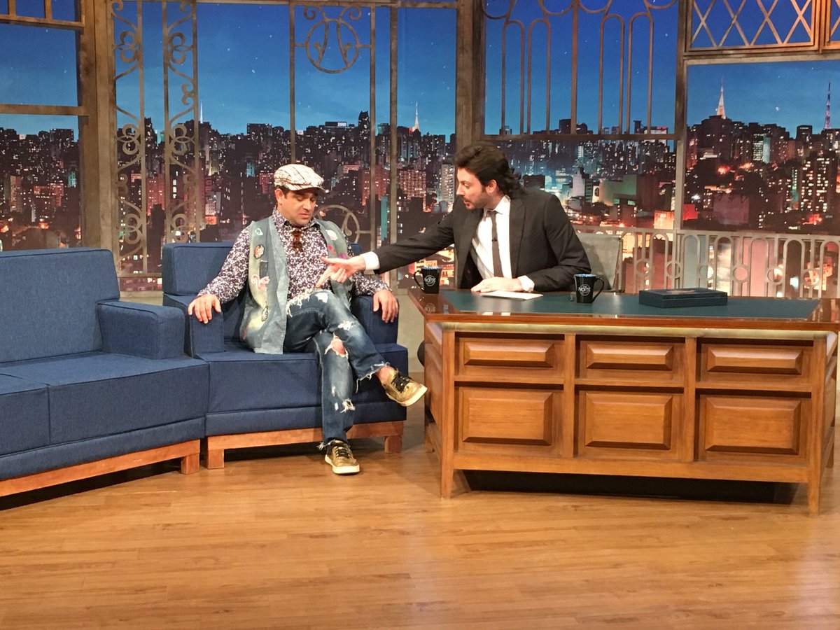 Hoje no #TheNoiteTheSucessos: Evandro Santo no sofá com Danilo Gentili! 🎤 Prepare-se para risadas e relembrar momentos épicos do Anhanguera Connection e a estreia do Murilo Couto na Carreta Furacão! 😆