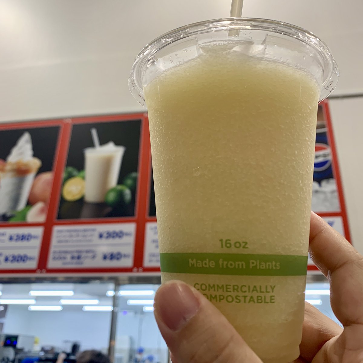 okinawa100's tweet photo. 「沖縄のコストコ、ついにOPEN！」
夜中からすごい人の数で、限定のコストコBIGバッグもGETできたけど、すぐに無くなりそうな勢い🔥
4時ごろ前倒しでオープンしてくれたおかげで予想以上の効率的な買い物ができて満足！個人的にハニーシークワァーサースムージーがオススメ🐝 https://t.co/hLBrS4MG10