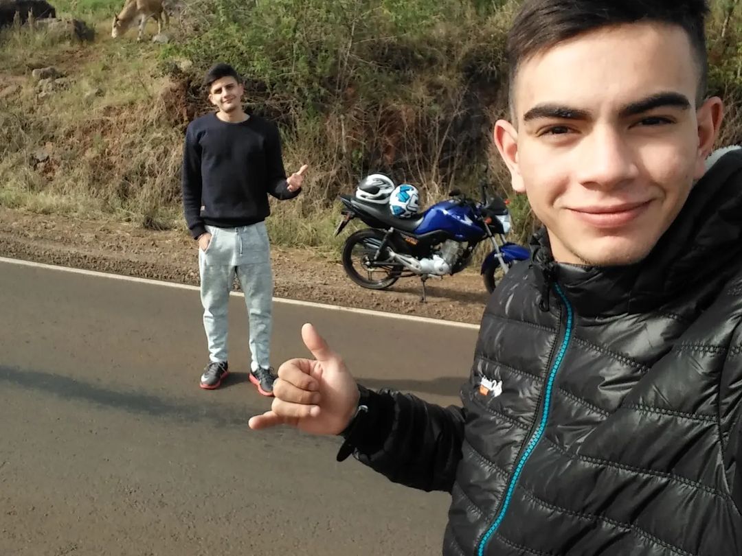 maxisoria248's tweet photo. Sentado en alguna estrella
Amigo sé que vos me ves
Cada vez que te recuerdo
Sonrió aunque llorando esté

Hoy le pido a Dios
Que cuando me toque partir
Quiero que seas vos
El que la puerta me vaya a abrir https://t.co/CtVWet3ycY