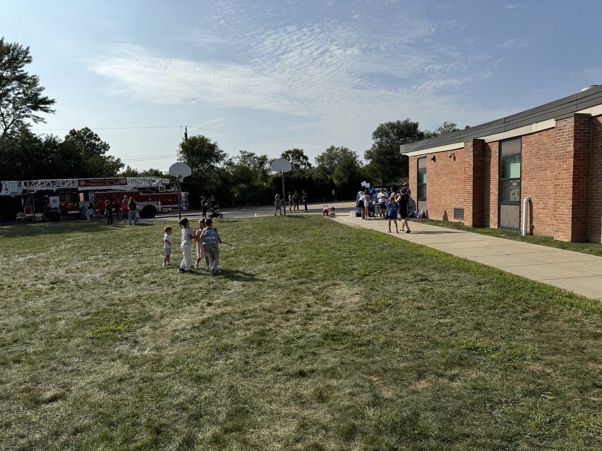 Thank you to our <a href="/cspta/">CS PTA</a> for hosting Carol Stream Schools ice cream social! What a yummy treat to end our week! #RunWithTheCheetahs 

<a href="/CSPrincipalD93/">Corinne McCabe</a> <a href="/CCSD93/">CCSD93</a>