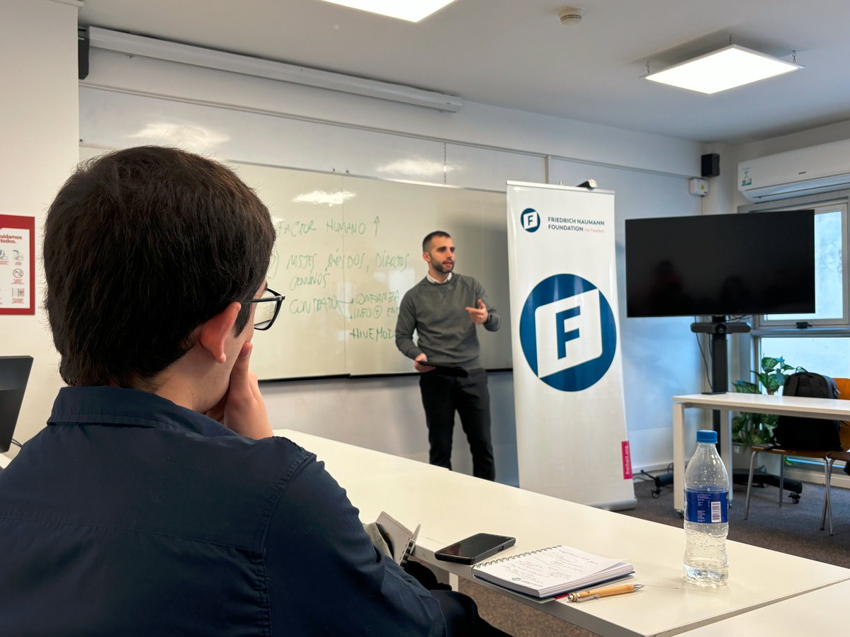 FNFSudamerica's tweet photo. #Argentina 🇦🇷

💿 Workshop de Alfabetización Digital

📲 El último bloque del Workshop fue una gran oportunidad de aprendizaje con @sebaea y Nicolás Edwin abordando "Comunicación en Evolución: Navegando Nuevas Tecnologías, Formatos y Audiencias".

➡️ ¡Gracias por compartirnos su valioso aporte desde su experiencia!

#FNFArgentina