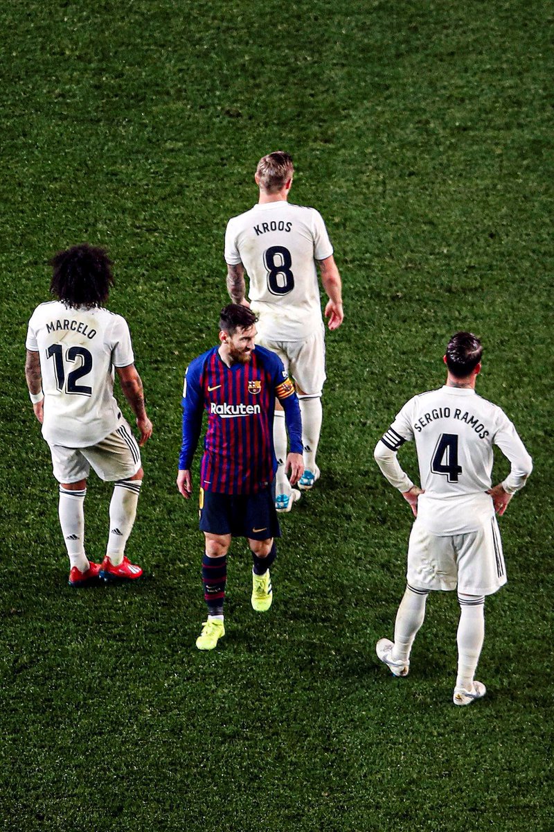 El loco jugaba contra MARCELO, KROOS y RAMOS y se les reía en la cara.

Tranqui el 10. 🇦🇷 🚬