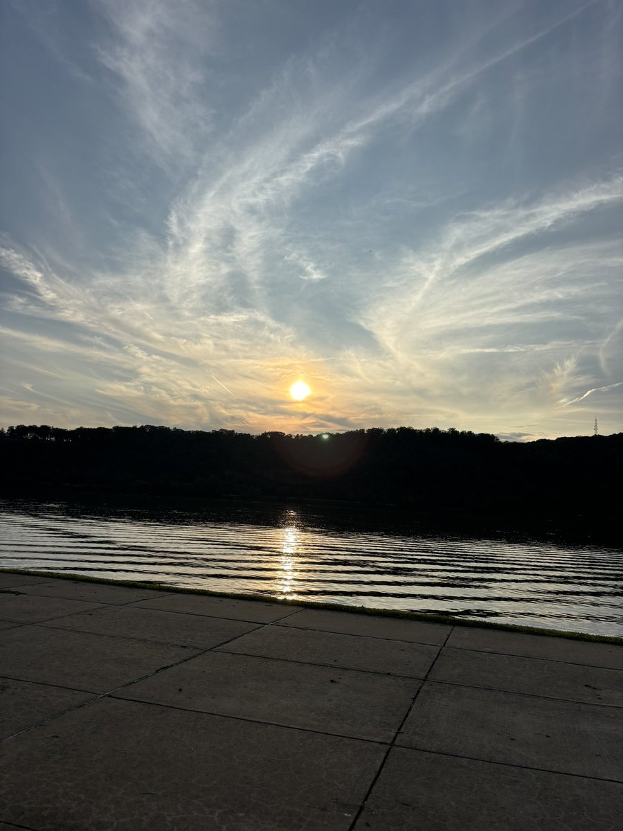 You can literally do anything you want in life bros 🥹🤝

(I’ve been watching this sunset for an hour)