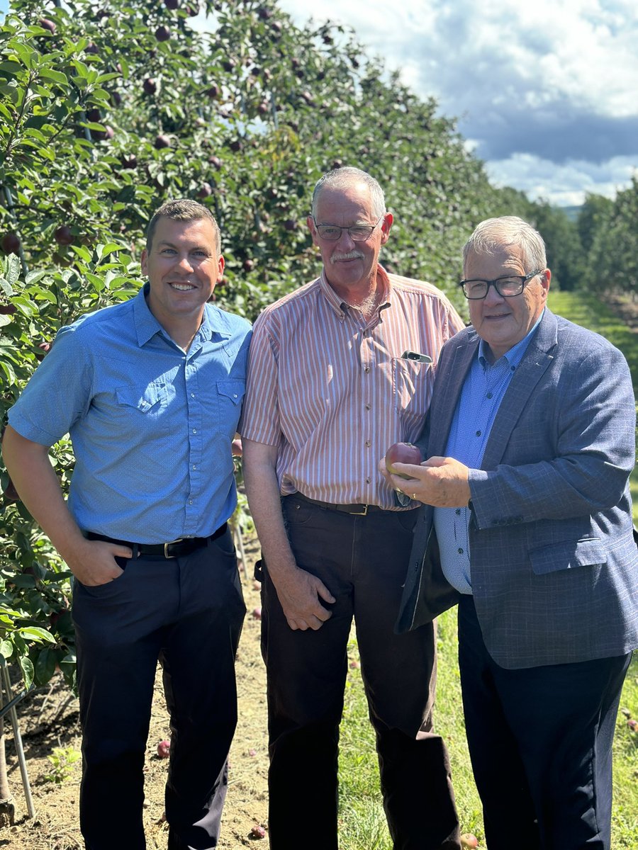 Wonderful to have Canada’s 🇨🇦 Minister of Agriculture <a href="/L_MacAulay/">Lawrence MacAulay</a> in Kings-Hants today. From Manning’s Family Farm, the Kentville Research Station, Town Plot Orchards to Donnie Grant’s dairy farm we had a great day in Atlantic Canada’s agricultural heartland.