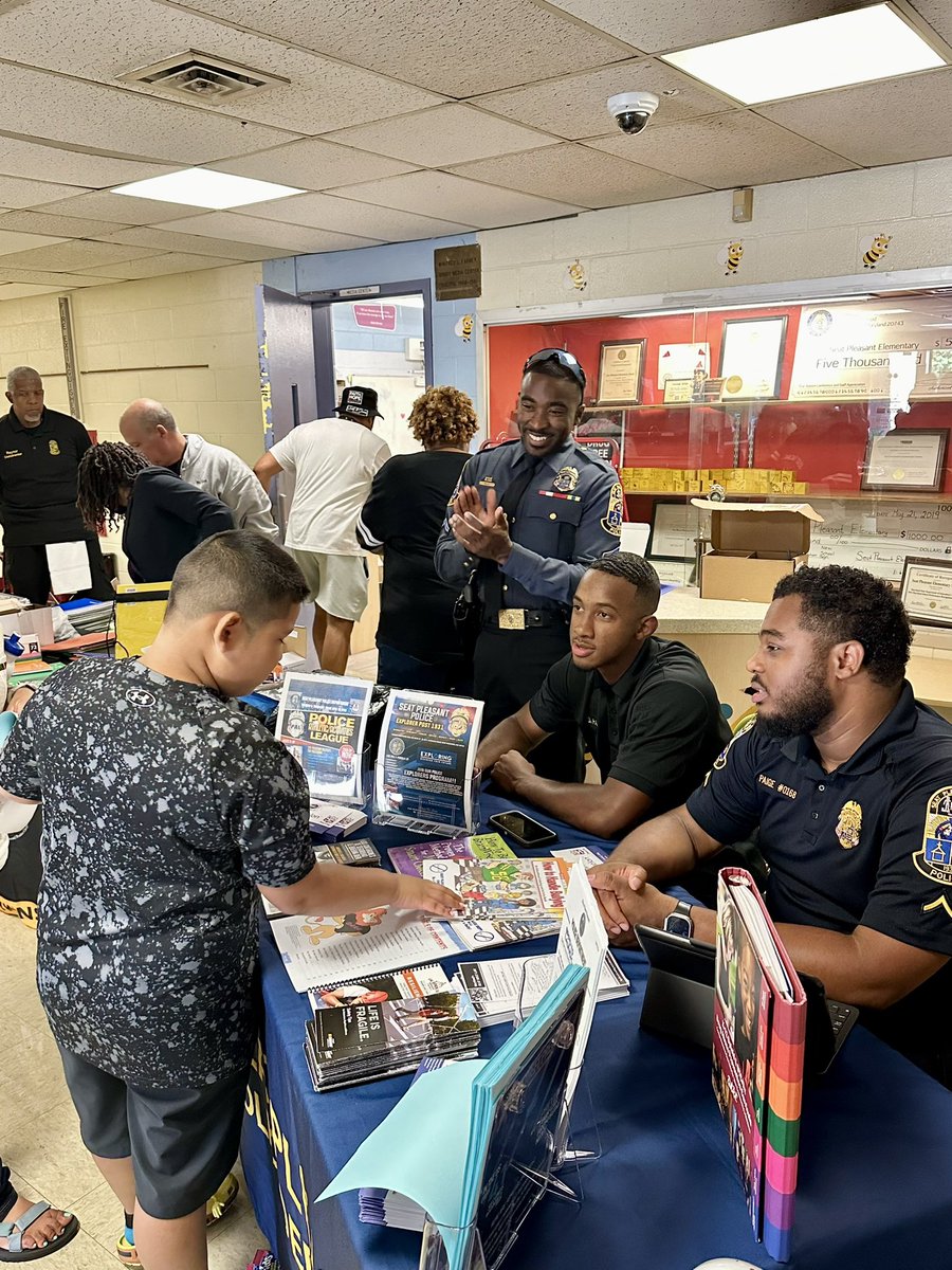 SPPDNews's tweet image. Today, our officers attended orientation at @SeatPleasantES1! It was a great opportunity to connect with families and offer valuable information/support to help ensure a successful school year!

#SPPD #SPES #SeatPleasant #CommunityFirst #BackToSchool