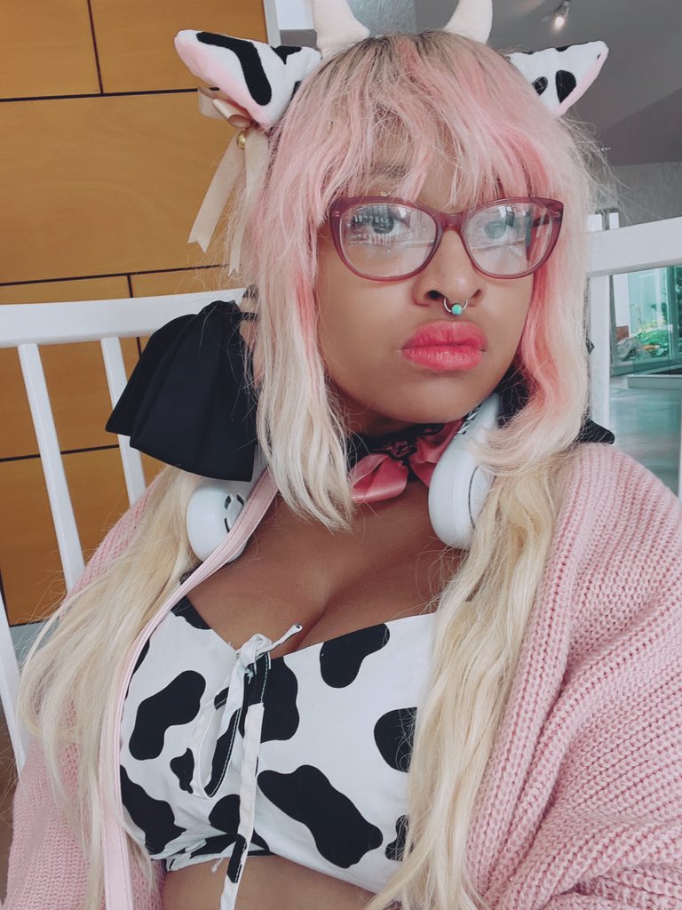 「Bitch I'm a cow- 」|lia🧸illustrator looking for workのイラスト