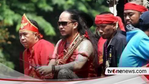 tvOneNews's tweet image. Panglima Manguni Bela Jokowi soal Indonesia Darurat: Kami Baik-baik Saja!: Panglima Manguni Makasiaow, Andy Rompas bela Presiden Jokowi soal Indonesia Darurat. Bahkan, dia mengomentari aksi people power di Jakarta.  dlvr.it/TCJHwg