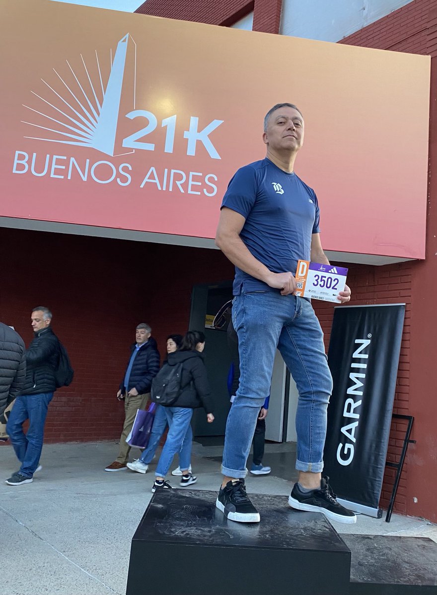 lugho70's tweet photo. ⁦@bancodechile⁩ presente en la Media Maratón de Buenos Aires Queridos!!! @21kBA ⁦@aluksicc⁩ con la polera azul del Chile y en el corazón https://t.co/t7e38Sfr8k