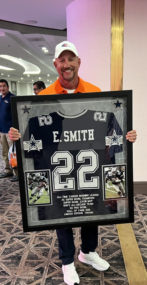 Jeff Traylor (@coachtraylor) on Twitter photo Wonderful way to kickoff our 2024 <a href="/UTSAFTBL/">UTSA Football ๐</a> season. Appreciate <a href="/CityFans210/">City Fans 210</a> and <a href="/210inspired/">210Inspired.org</a> for their continued support. I was a little โfan boy likeโ I will admit with Emmitt Smith. #210TriangleOfToughness Wonderful way to kickoff our 2024 <a href="/UTSAFTBL/">UTSA Football ๐</a> season. Appreciate <a href="/CityFans210/">City Fans 210</a> and <a href="/210inspired/">210Inspired.org</a> for their continued support. I was a little โfan boy likeโ I will admit with Emmitt Smith. #210TriangleOfToughness