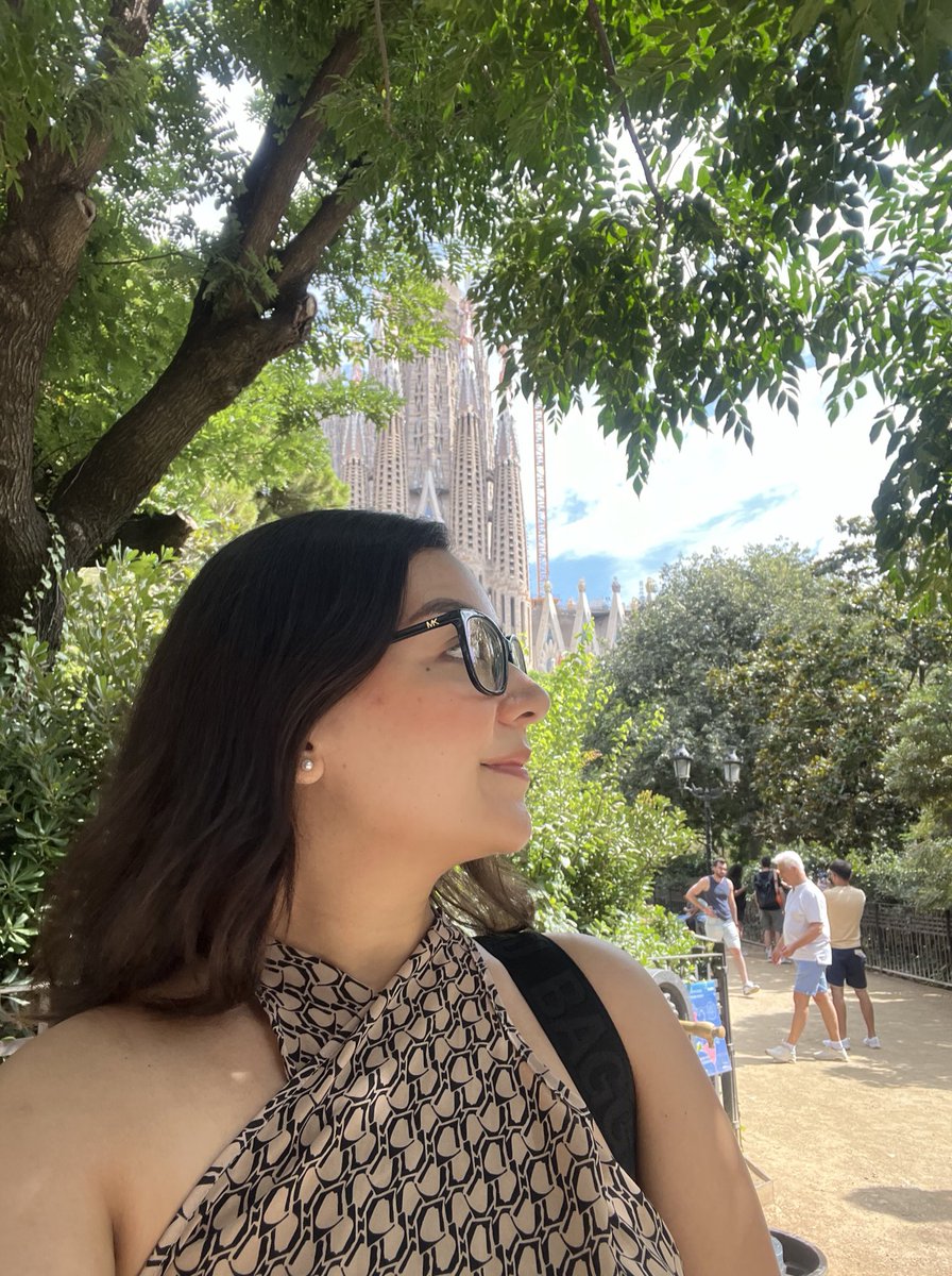 aesalinasg's tweet photo. OTRO update: SÍ ME FUI amigas jajajaj el viaje me cambió la vida!! todo salió perfecto, solo me dio bajón el primer día. Me la pasé padrísimo, me endeudé cañón🤭pero me empedé en todos los países, me ligué a un inglés, me reencontré y volvió mi autoestima y sané y wow y wow 🥹 https://t.co/8YjcjiXbNm