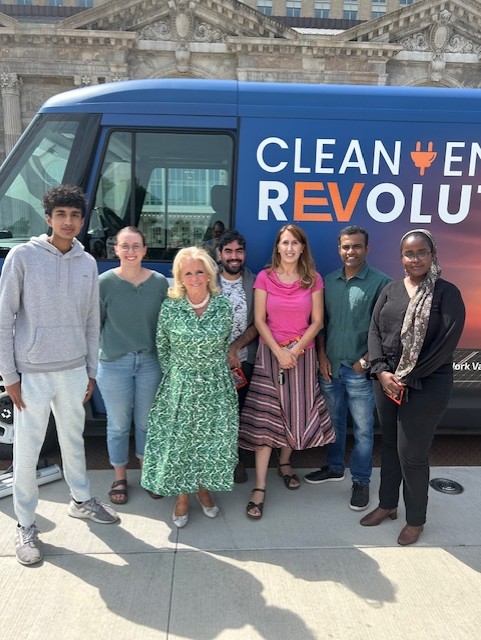 dkashian's tweet image. What a great morning! Congresswoman Haley Stevens just arrived in Detroit after the DNC, and both she and Congresswoman Dingell came to champion clean energy &amp;amp; advance climate action in Michigan. @waynestate @WayneStateCLAS Of course our lab joined them. #CleanEnergyREVolution