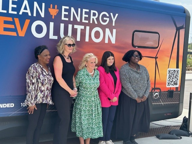 dkashian's tweet image. What a great morning! Congresswoman Haley Stevens just arrived in Detroit after the DNC, and both she and Congresswoman Dingell came to champion clean energy &amp;amp; advance climate action in Michigan. @waynestate @WayneStateCLAS Of course our lab joined them. #CleanEnergyREVolution