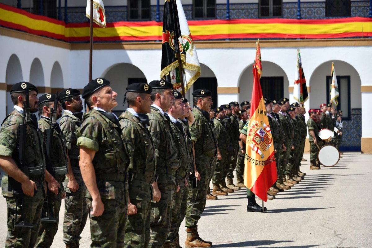 EjercitoTierra's tweet photo. 🌙 #BuenasNoches, ¿Sabías que todos los militares tienen el deber de defender a España, incluso con la entrega de su vida?
📢 Pregunta para nuestros seguidores: ¿Qué valor crees que es el más importante en un militar: la lealtad, la disciplina o el sacrificio? #SomosTuEjército 🇪🇸 https://t.co/zjUXShOkLQ