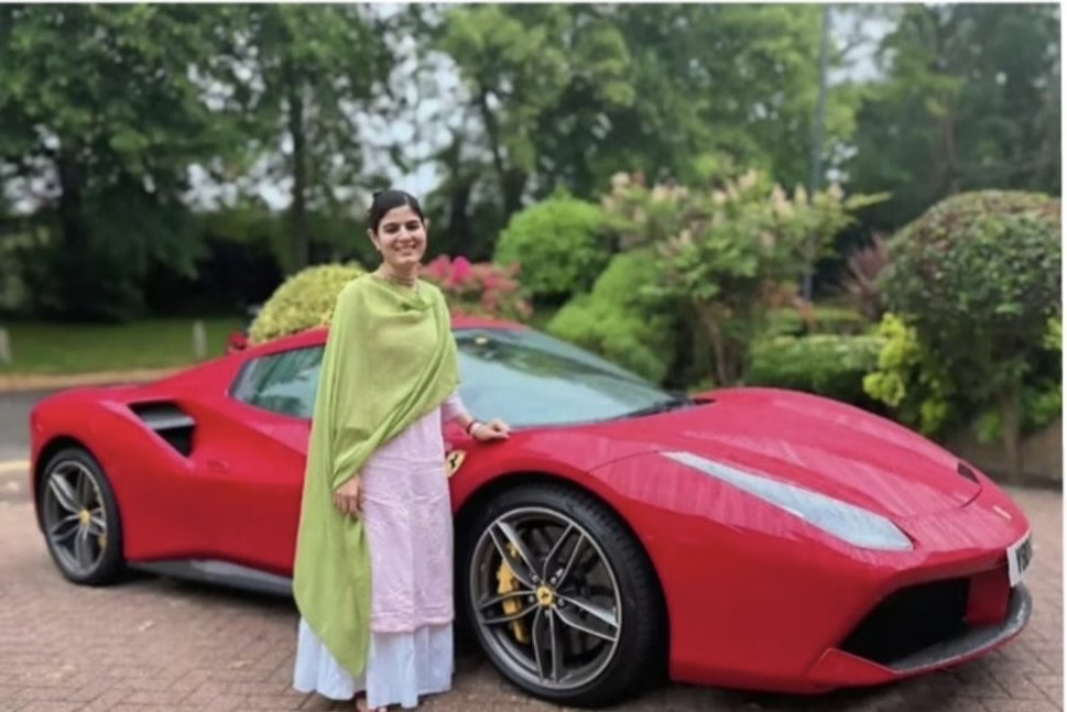 kamaalrkhan's tweet photo. Ye India Ki Famous Katha Wachak hain. Sabko Kahti hain Ki Moh Maya Se Door Raho. Khud Kaunsi Car Khareedi Hai Dekhlo. https://t.co/yn5IiqSipW
