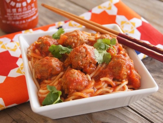 foxette_ramirez's tweet photo. What's stopping you from using chopsticks to eat spaghetti and meatballs? https://t.co/FYQ16bI0O7