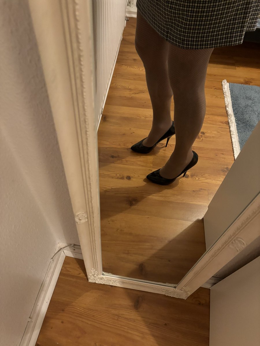 BWFBerlin's tweet photo. Zum Feierabend Heels und Nylons angezogen. https://t.co/Z4bJIGF4bx
