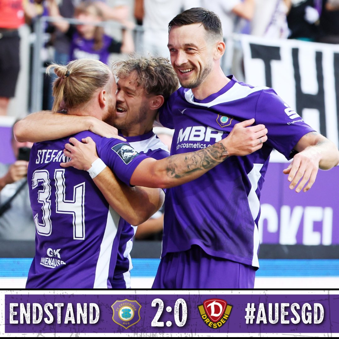 FCErzgebirgeAue's tweet photo. 𝐒𝐀𝐂𝐇𝐒𝐄𝐍𝐃𝐄𝐑𝐁𝐘𝐒𝐈𝐄𝐆𝐄𝐑!🔥💜
Die 3 Punkte bleiben dank der Treffer von #Pepic und #Stefaniak im Schacht!💪🏼⚒️
Jetzt Mitglied im #Kumpelverein werden!🫵🏼💜
ℹ️👉🏼https://t.co/OXL6qVRVYT
#AUESGD #AUE #Kumpelverein https://t.co/JbQpushE5j