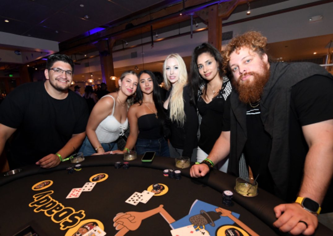 LasVegasBarbie's tweet image. This is what Winning looks like 🙌

♠️❤️♣️♦️
@Juls0x @melimeen @LasVegasBarbie @CryptoJee_ @ProTheDoge