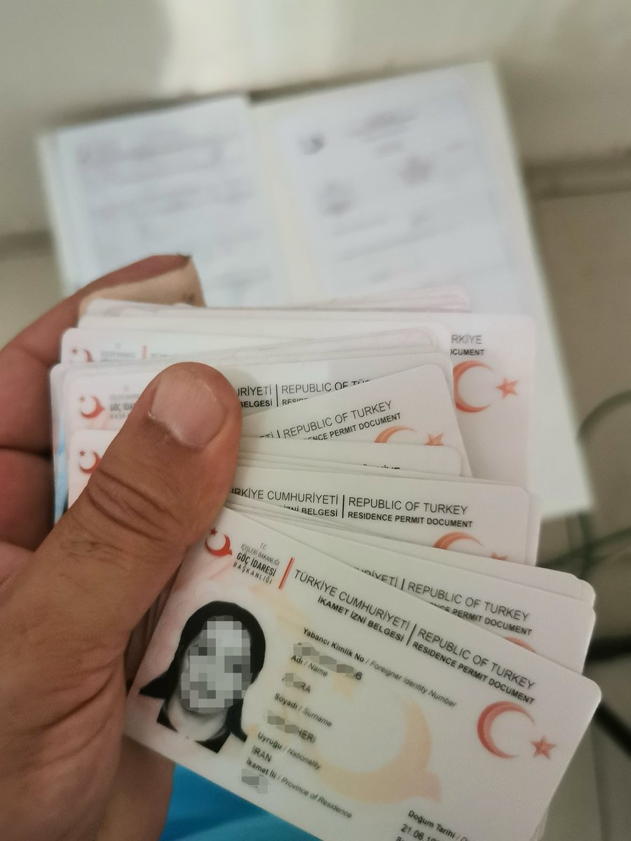 Sığınmacı ve kaçaklara dağıtılmak üzere hazırlanmış yüzlerce oturum izni ve kimlik belgesi.
Göçü değil işgali idare ediyorlar.