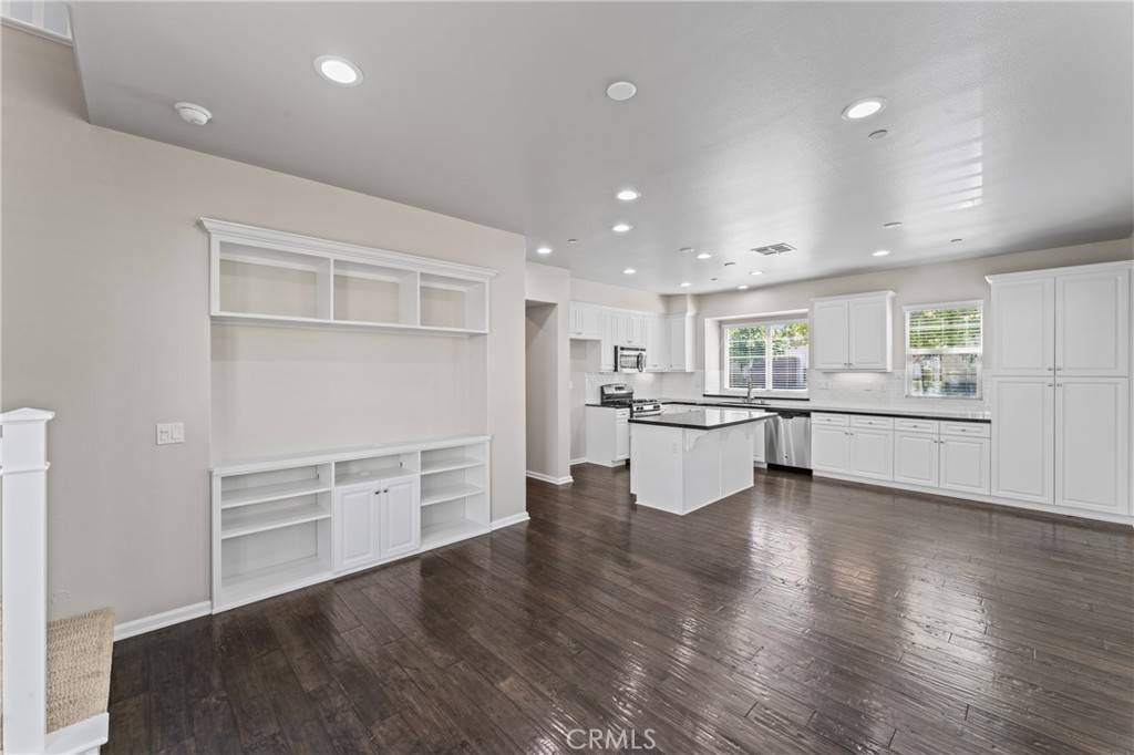 R_Angela's tweet photo. Just Listed! Beautiful condo at 21945 Propello Dr, Saugus, CA 91350, priced at $750,000! This modern gem offers a perfect blend of comfort and style in a prime location. This is a must-see for anyone looking to buy in Saugus. More Info: https://t.co/aVED8DeeyD https://t.co/iQL9fSrIe8