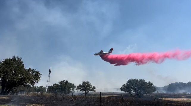 AllHazardsTFS's tweet photo. Update: the #NorthArtComplex in Mason County is an estimated 4,000 acres and 30% contained. Aircraft and ground crews continue to suppress the fire. Additional crews are en route to assist. #txfire https://t.co/fdwNZapdMR