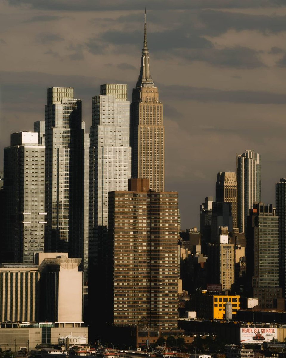 Empire State Building tweet media