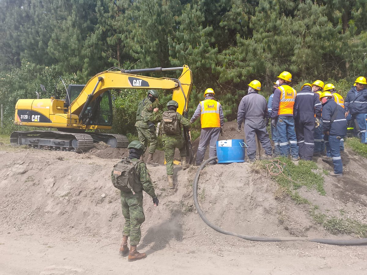 FFAAECUADOR's tweet photo. #Cotopaxi
Fuerzas Armadas durante una operación militar, localizaron un tanquero abandonado y perforaciones clandestinas al sistema hidrocarburífero en el sector del #Chasqui.
Durante esta operación se aprehendió a tres personas que se encontraban en el lugar de los hechos. https://t.co/VdZpzRRLoM