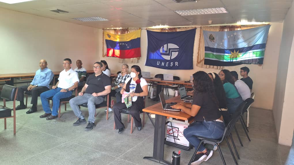 CeguMonagas's tweet photo. 🔰| En Monagas, se llevó a cabo la inauguración de nuevas salas, donde el equipo multidisciplinario del Consejo Estadal del Estado Monagas (CEGU-MONAGAS) se unió en una conexión simultánea para impulsar el desarrollo y bienestar de nuestra comunidad.
@sandraoblitasr @MPPEU_Ve https://t.co/JcED46eLn5