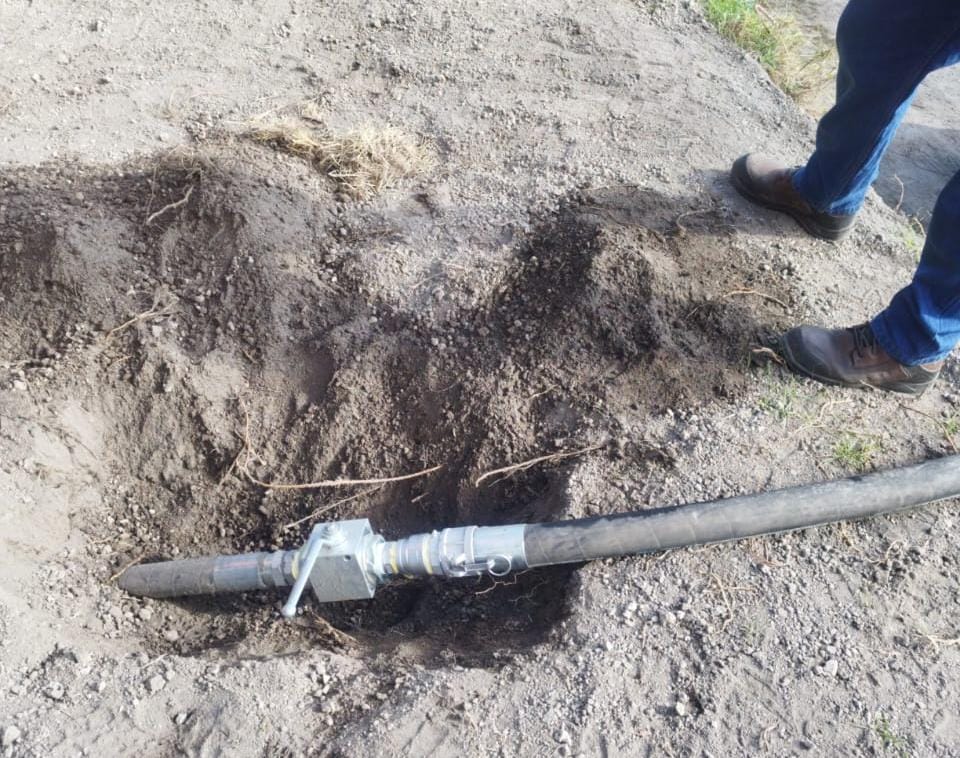 FFAAECUADOR's tweet photo. #Cotopaxi
Fuerzas Armadas durante una operación militar, localizaron un tanquero abandonado y perforaciones clandestinas al sistema hidrocarburífero en el sector del #Chasqui.
Durante esta operación se aprehendió a tres personas que se encontraban en el lugar de los hechos. https://t.co/VdZpzRRLoM