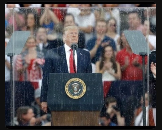 Man confident that #America doesn’t have a gun problem, while cowering behind bulletproof glass. 
#TrumpRally 
#TrumpIsALaughingStock