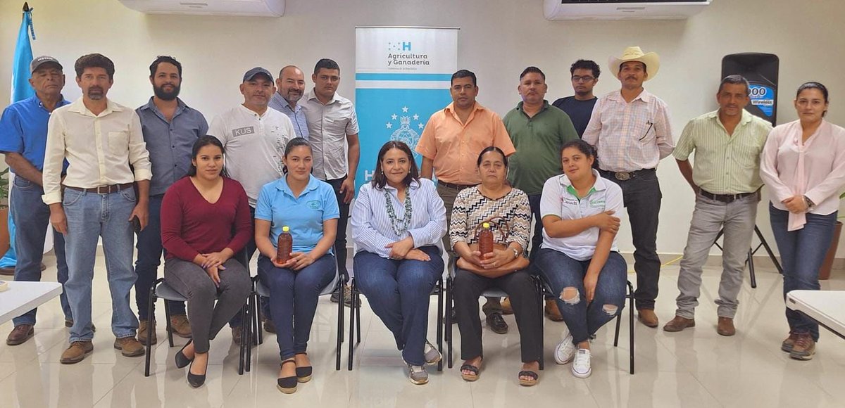 saghonduras's tweet photo. 1/2⭕️ #ACCIONES: Para incrementar la producción y la competitividad del rubro de la #miel 🍯 en el departamento de El Paraíso, nos reunimos a través de #SAGPronagro y @dictasag, con productores de miel, con apoyo de #SOCODEVI para lograr conformar la Cadena Apícola de la Región. https://t.co/VoWTnyROqB