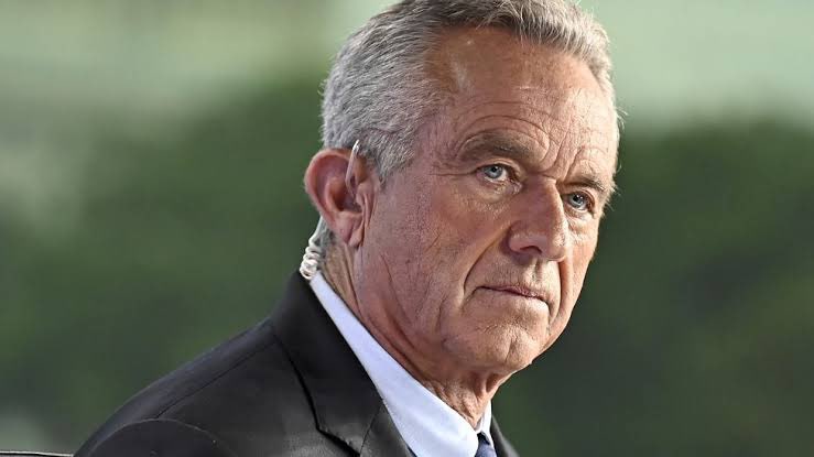 simonateba's tweet photo. BREAKING - KENNEDY EXPLODES - YOUR REACTION: Independent presidential candidate Robert Kennedy Jr. (@RobertKennedyJr) has just announced that he is “suspending” his campaign, removing his name from swing states and throwing his support to former President Donald Trump, stating that the Democratic Party has become undemocratic. He blasted Kamala Harris as a candidate who did not win a single primary election, and slammed the media for becoming Democratic operatives, protecting the party in power.