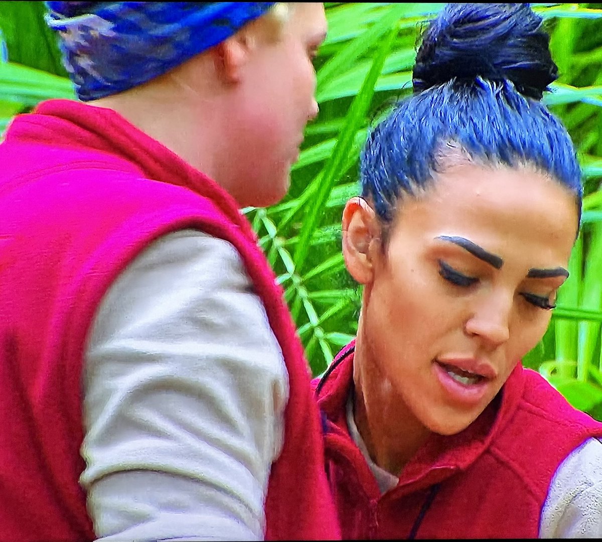 fulppictionblog's tweet photo. Richtig, richtig, RICHTIG DICKE Freunde!!! …nicht! 🫣😂 #ibes #elena #sarahk https://t.co/XqrVSIF3vx