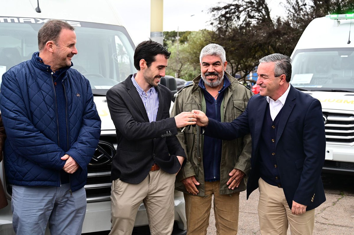 ASSEcomunica's tweet photo. ASSE entregó 8 ambulancias especializadas 0 km:
👉3 para SAME 105
👉1 Centro Auxiliar del Chuy
👉1 Hospital de Melo
👉1 Hospital de Maldonado
👉1 Hospital de Durazno
👉1 Hospital de Mercedes
En este período, se han distribuido 202 unidades 0 km, destacó @SosaAbella 👇 https://t.co/u5dnsgcFv0