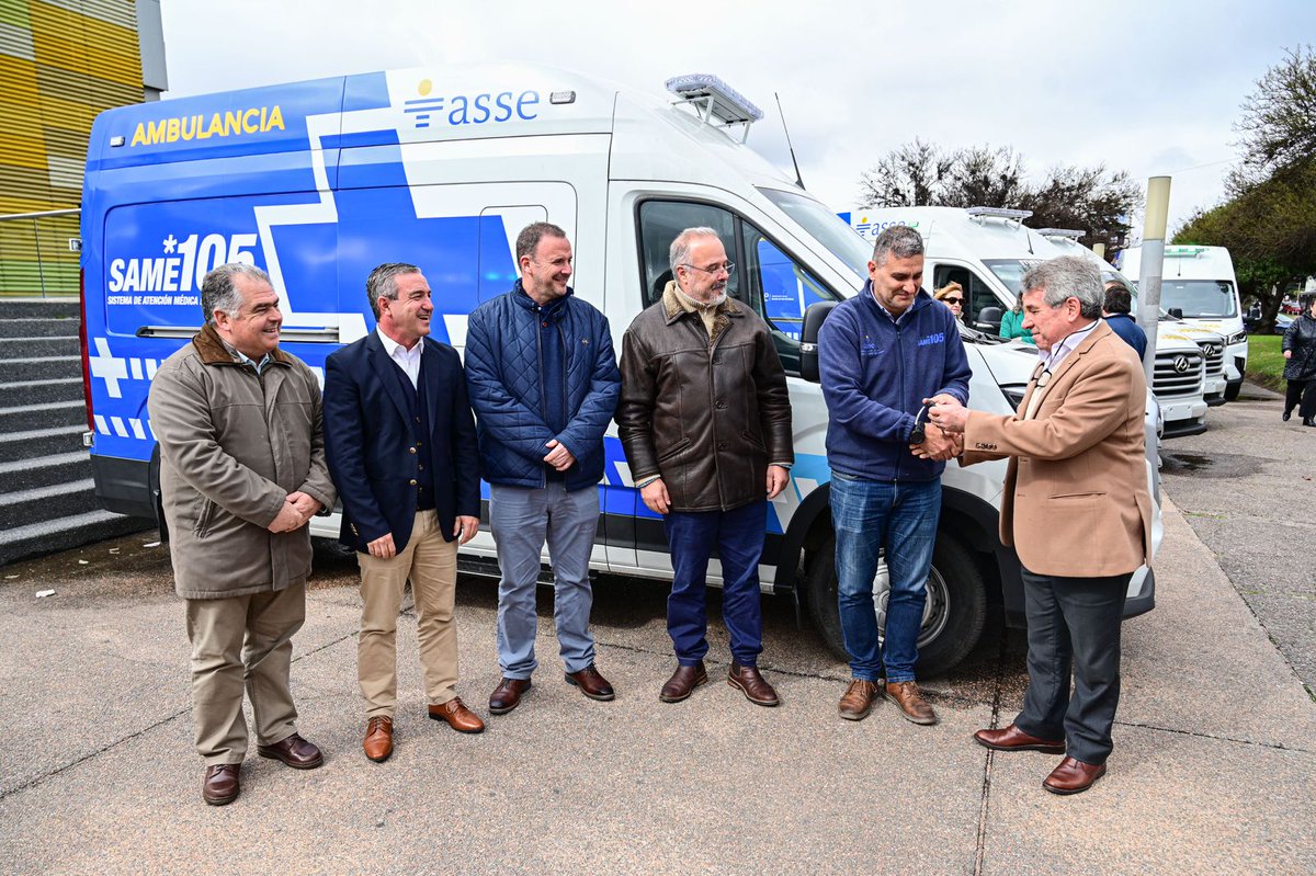 ASSEcomunica's tweet photo. ASSE entregó 8 ambulancias especializadas 0 km:
👉3 para SAME 105
👉1 Centro Auxiliar del Chuy
👉1 Hospital de Melo
👉1 Hospital de Maldonado
👉1 Hospital de Durazno
👉1 Hospital de Mercedes
En este período, se han distribuido 202 unidades 0 km, destacó @SosaAbella 👇 https://t.co/u5dnsgcFv0