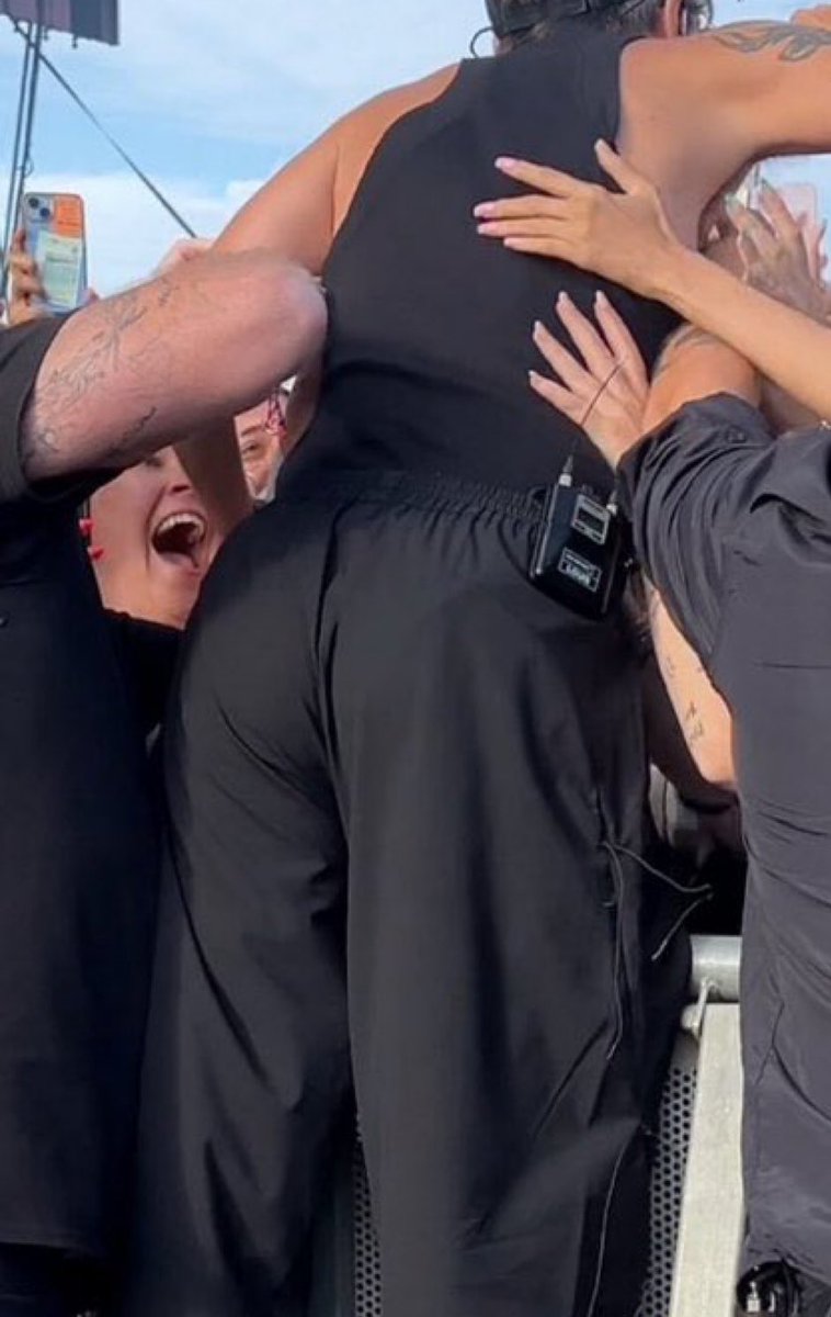 zoesdaffodils's tweet image. girl we can see ur panty outline 🙄