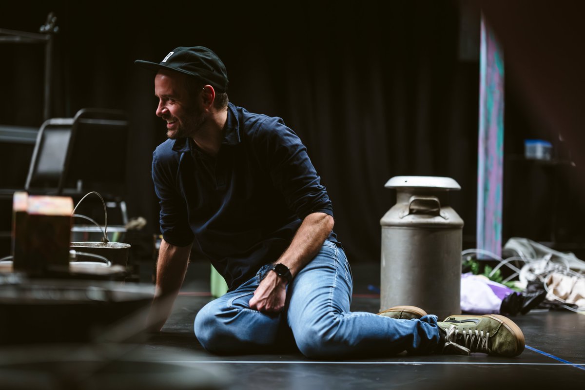 📖 Lecture du dimanche

À quelques jours de la première de 𝑴𝒊𝒄𝒉𝒆𝒍𝒊𝒏, nous vous proposons de lire cette entrevue de Michel-Maxime Legault, auteur et interpréte de la pièce :

🌾 𝐃𝐞 𝐥𝐚 𝐟𝐞𝐫𝐦𝐞 𝐚̀ 𝐥𝐚 𝐬𝐜𝐞̀𝐧𝐞
👉 bit.ly/3T5AvP9

📸 © Stéphane Bougeois