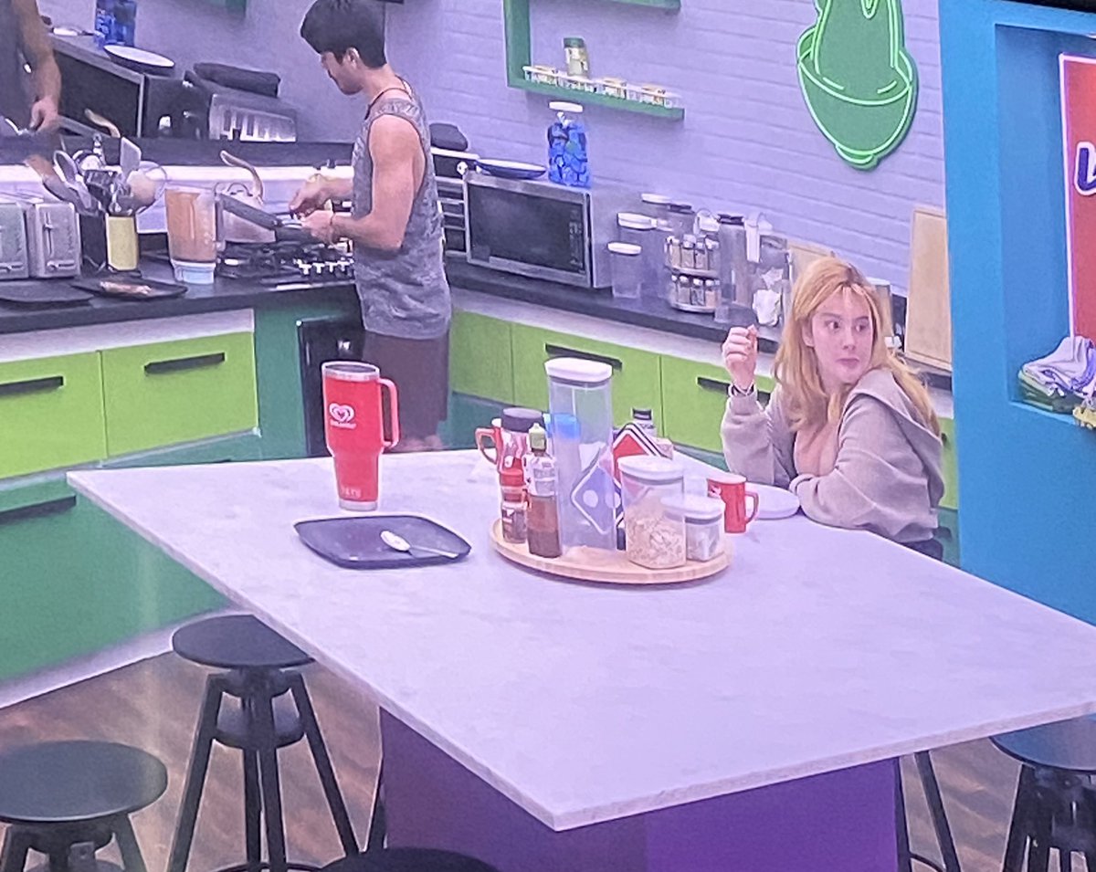 esty_7's tweet photo. Aquí tienes la corrección:

Briggite quería otro hotcake porque el que se había comido era muy pequeño, pero Sian le dijo que no. Pero Ricardo ya ni siquiera tenía hambre, y Sian le ofreció otro. Que ya se vaya #LaCasaDeLosFamososMx #LCDF #LCDFMX2 https://t.co/O9hv0NGuhs