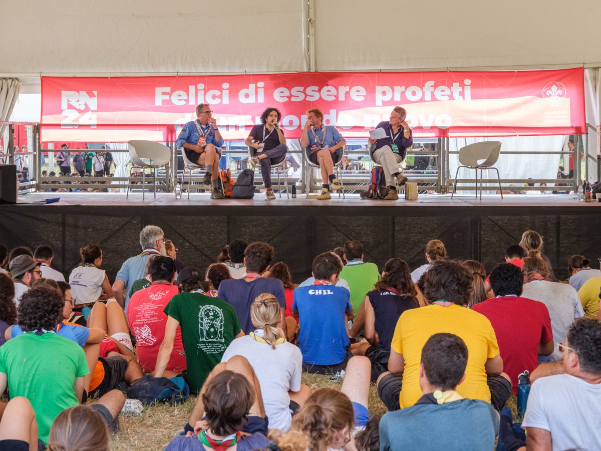Marco Balzano apre il dialogo con un’affermazione: la #felicità non è interessante. Paolo Ghezzi ricerca la felicità nelle storie di chi ha avuto vite tormentate e difficili: Sophie Scholl, Etty Hillesum.
Il confronto sull'#educazione a #RN24.

L'articolo
rn24.agesci.it/duplica-questo…