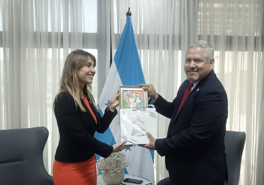 EnriqueReinaHN's tweet photo. En ocasión del 75 Aniversario de los Convenios de Ginebra que constituyen el núcleo del Derecho Internacional Humanitario @CICR_es @cruzrojahon el Gobierno de la Presidenta @XiomaraCastroZ ratifica su compromiso para el cumplimiento de estos principios  y la importancia de su cumplimiento. Fue un gusto recibir a la Sra. Romina Morello, Asesora Jurídica para las Américas del Comité Internacional de la Cruz Roja, al Sr. Guela Sekhniachvili representante del CICR, al Presidente de la CRH José Juan Castro y la delegación que les acompañó. Conversamos sobre la valiosa cooperación existente en temas cómo migración, desplazados, respuesta a desastres naturales, salud y apoyo en centros penitenciarios entre otros y especialmente la aplicación del Derecho Internacional Humanitario en el planeta y los desafíos enfrentados como país y como Región Latinoamericana.

Se resaltó, la importancia de la reactivación por parte del Gobierno de Honduras de la Comisión Hondureña del Derecho Internacional Humanitario a través de la Secretaria de Relaciones Exteriores y Cooperación internacional, y la importancia de los trabajos que realiza la subcomisión jurídica, la subcomisión de difusión y promoción; y subcomisión de señalización, ya que la misma, se encontraba inactiva desde el año 2016.