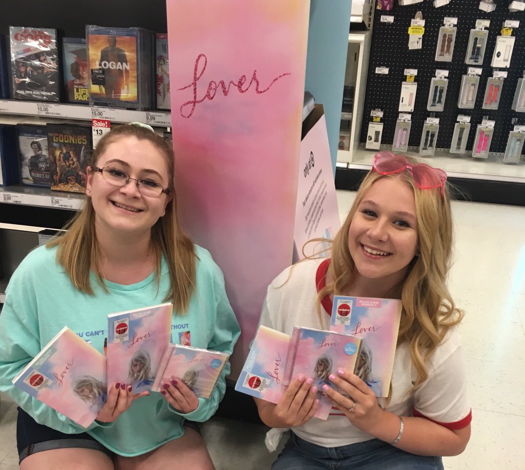 End_Game_Swift's tweet image. sisters that swiftie together stay together !! #5YearsOfLover @taylornation13 @taylorswift13 💗
