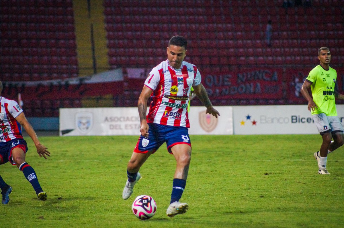 MedinaYaimil's tweet photo. Feliz por la victoria en casa ❤️🤍 a seguir así banda @EstudiantesMEFC  con muy buenas sensaciones, sé que llegara ⚽️🙏🏻 luego de un año de la lesión voy paso a paso y cada vez me siento mejor 💪🏻🙏🏻  sin bajar la cabeza , vamossss 💎 #YM8 https://t.co/Tn1MMu0Fv5