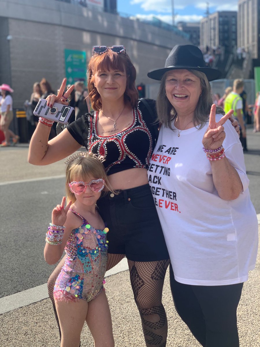 Aria_Ivy06's tweet photo. 3 generations of Swifties (me in my Lover outfit)🩷🩷can we always be this close🩷🩷 #5YearsOfLover 
@taylornation13 https://t.co/6M9SHNBuAB