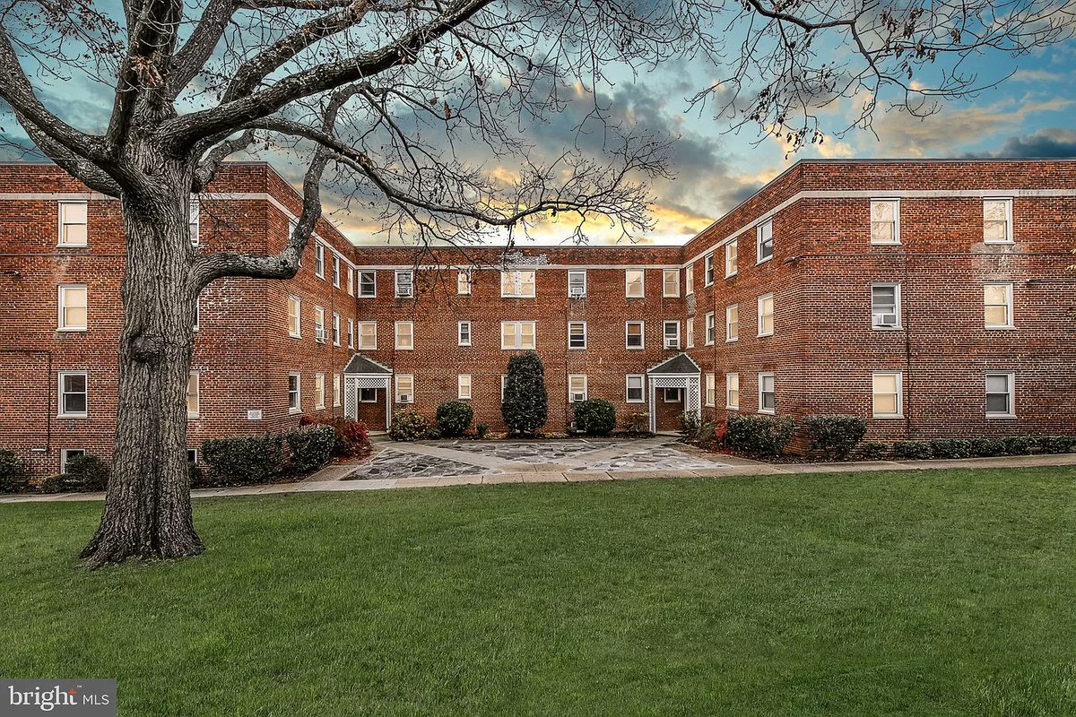 QuickLiquidity's tweet image. We&apos;re excited to announce that we recently funded a $1,000,000 first mortgage cash-out refinance on a 19-unit apartment building 🎉

🌎 Property in Arlington, VA

❌ No Appraisal

🚀 Closed in Under 2 Weeks