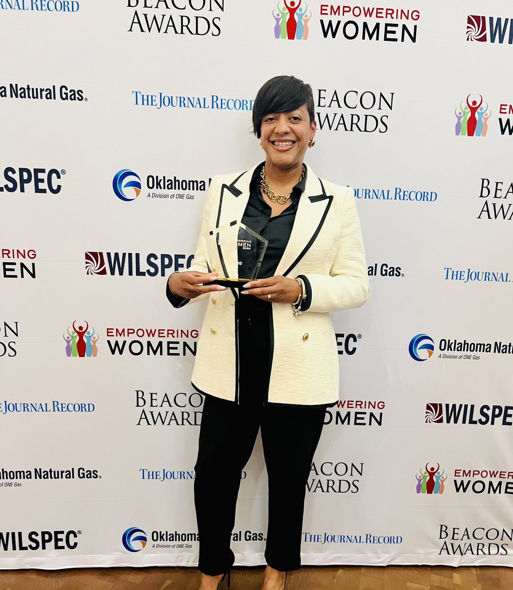 PaperbacksM's tweet photo. Huge shoutout to our phenomenal Event Coordinator, KeShana Braxton, for snagging yet another award for her outstanding customer service! 🌟 That’s right—she’s the proud recipient of the Empowering Women in Leadership award! We’re beyond proud of her🏆✨ https://t.co/DDtV25ghj4