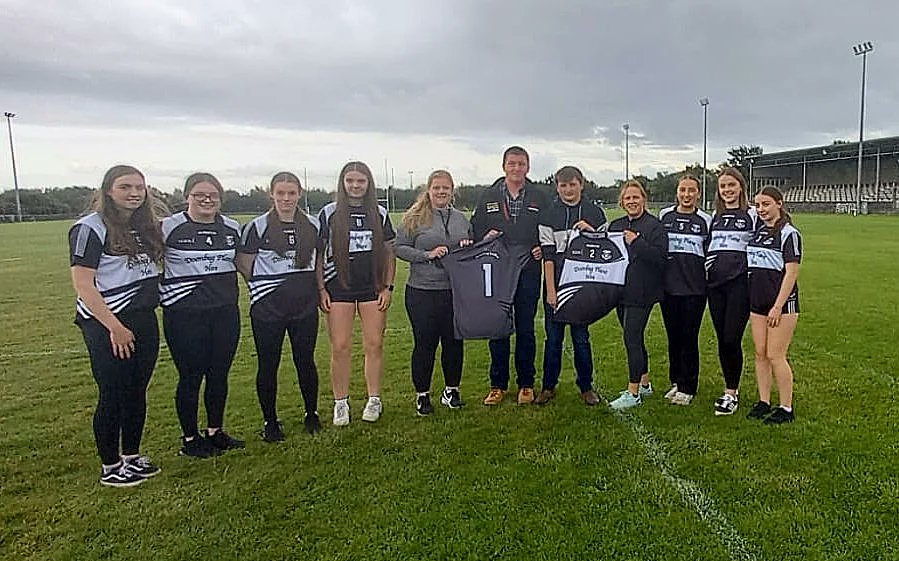 We would like to sincerely thank Doonbeg Plant Hire for generously sponsoring a new set of Club Jerseys for our Intermediate Ladies Team.
Pictured below are Erik Honan &amp; Gerard Kelly of Doonbeg Plant Hire presenting the jerseys to members of our Ladies Team this evening. ⚫⚪