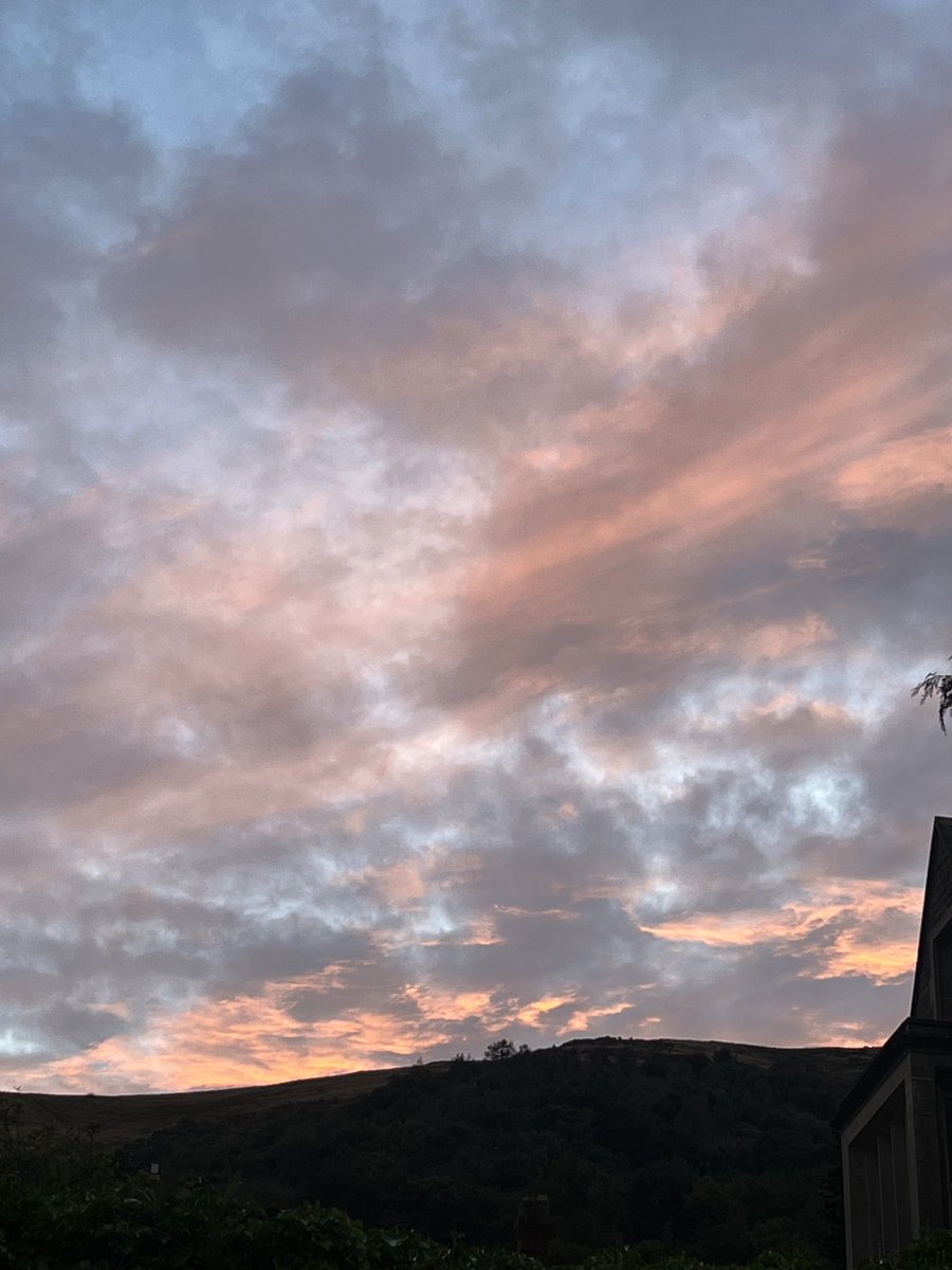 JosieAllan4's tweet photo. Night skies over Malvern. I never grow tired of the giant canvas. 🍊
#magicskies #magichills https://t.co/WqTmI7riM0