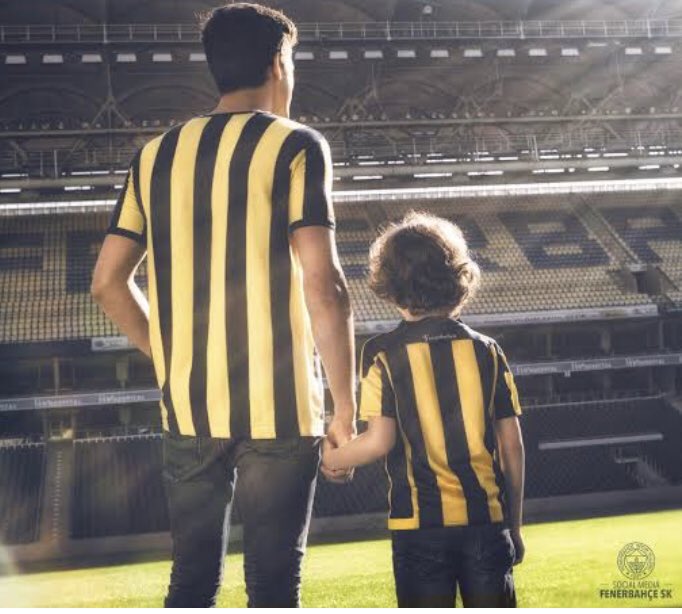 yessaykonocry's tweet photo. +baba niye eski maçları izlerken sol bekteki şu kıvırcık adamı görünce gözlerin doldu ki 

-bu kadar soru yeter ferdi valencia hadi uyku vakti https://t.co/9ne4GE0Buo