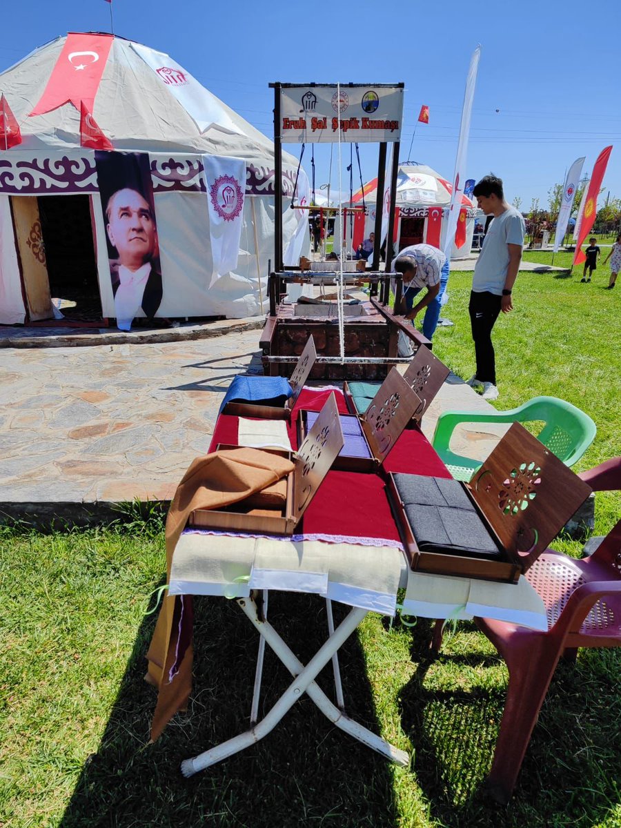 eruh_kaymakam's tweet photo. #Malazgirt Zaferi'nin 953. yıl dönümünde #Ahlat'ta vatandaşlarımızla buluşuyoruz.
#Eruh şalşepik kumaşlarımızı 
 Siirt Otağı’nda beğeniye sunuyoruz.

🗓️ 23-25 Ağustos 2024

📍 Ahlat - Recep Tayyip Erdoğan Millet Bahçesi

#MalazgirtZaferi🇹🇷 | #KutluYürüyüş | #1071Malazgirt https://t.co/dYG3gpRsXL